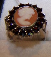 Prsteň s českými granátmi a kamejom 122